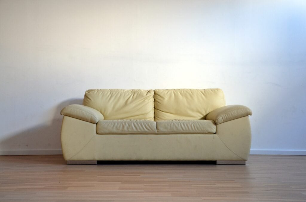 シミや汚れもこわくない 白いソファのお手入れ方法と使い方